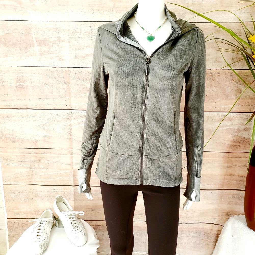 Mondetta warm athletic jacket hood and thumb holes